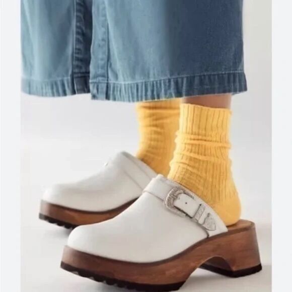 Urban Outfitters Willow Pointelle Crew Socks — Yellow Tangerine - Picture 3 of 4